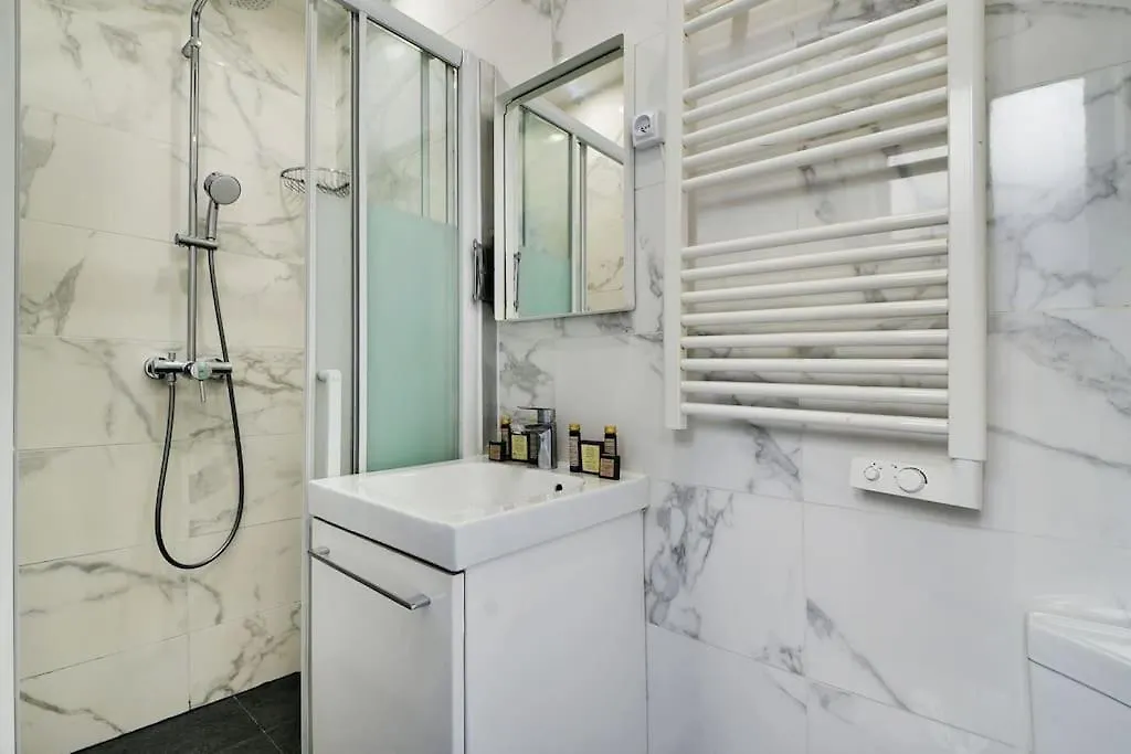 Апартаменты Studio Paisible Paris 10Eme - Canal St Martin Франция